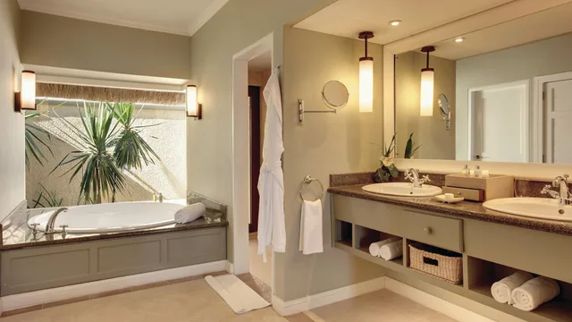 غرفة بسريرين منفصلين بإطلالة على البحر، Outrigger Mauritius Beach Resort 7/10