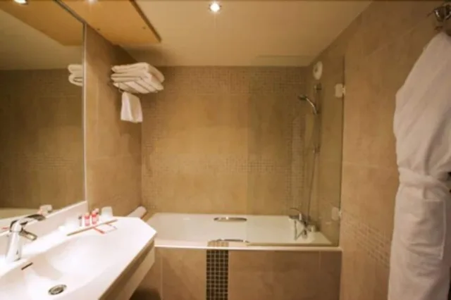 Superior, King Bed, Hotel Lyon Metropole 4/4