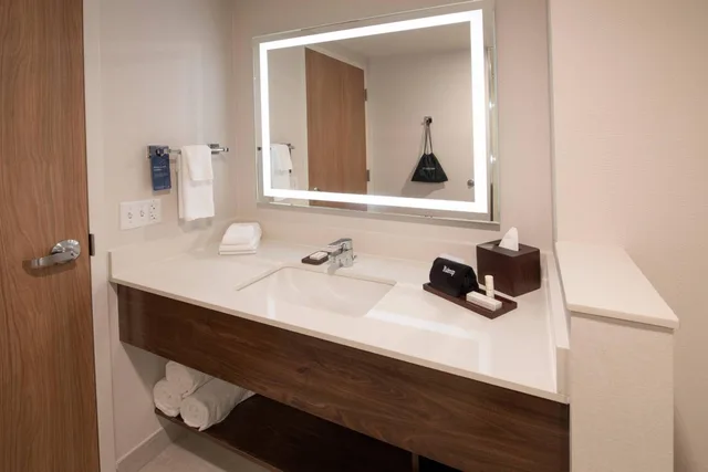 Guest Room, King Bed, Fairfield By Marriott Edmonton International Airport 6/14