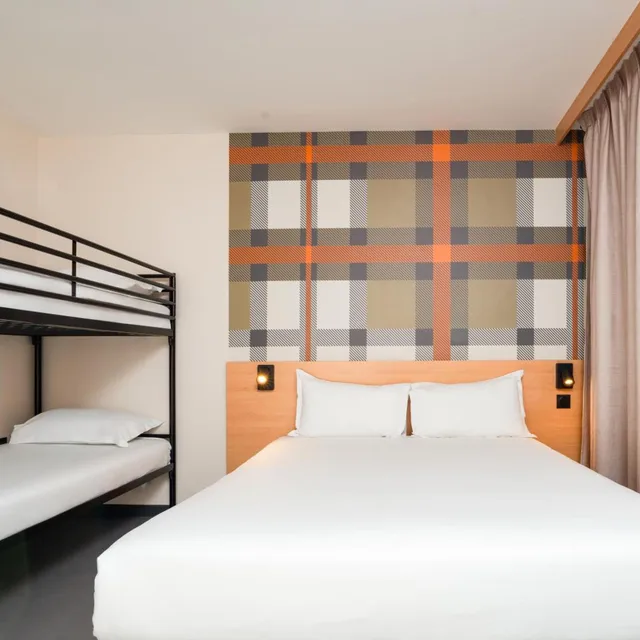 Family, Quadruple, Bunk Beds, Bathtub, easyHotel Nice Old Town 2/9