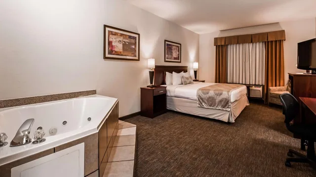 Room, King Bed, Hot Tub, Best Western Executive Inn Jacksonville TX 2/2