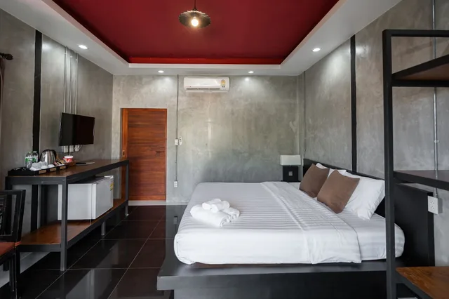 غرفة قياسية بسرير مزدوج بإطلالة على المسبح، The Loft Panwa Resort 1/6