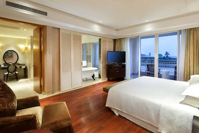 جناح بريميير بسرير كينج بإطلالة على البحر بشرفة بغرفة نوم واحدة، Sheraton Haikou Hotel 1/3