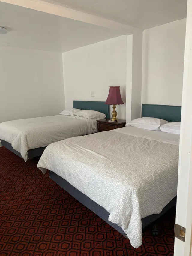 غرفة بسرير كينج وسريرين كوين، Lakeview Hotel 3/10