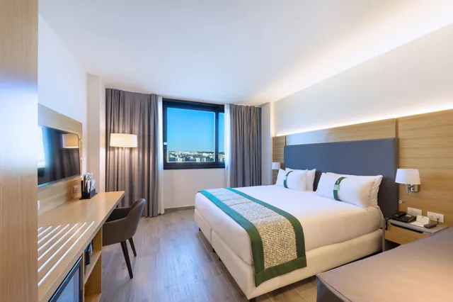 غرفة بريميوم بسرير كينج مع أريكة، HOLIDAY INN NAPLES 6/10