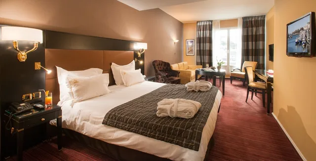 جناح جونيور، Hotel Restaurant La Matelote 3/6