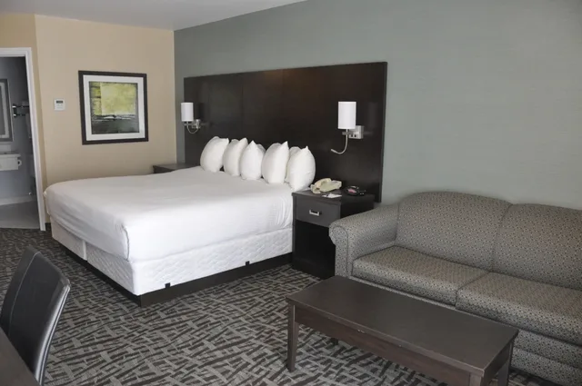 غرفة بريميوم بسرير كينج مع أريكة، Best Western Plus Barrie 4/5