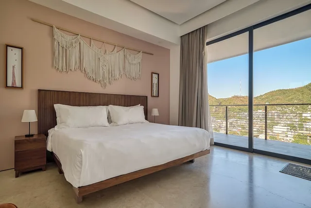 شقة بسرير كينج وسرير كوين بشرفة بإطلالة جزئية على البحر، Maxwell Collection Romantic Zone 1/2