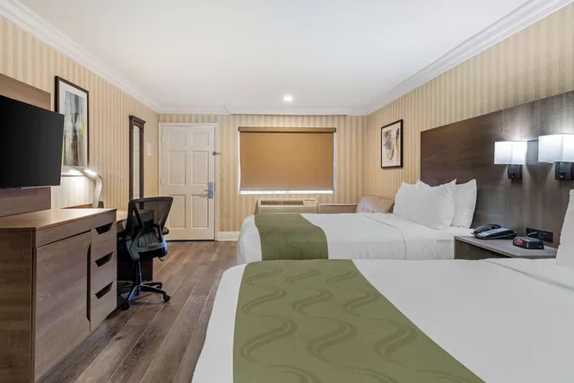 غرفة قياسية بسريرين كوين، Quality Inn Suites Anaheim Maingate 3/3