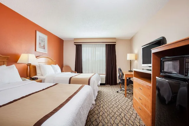 غرفة بسريرين مزدوجين، Baymont by Wyndham Madison Heights Detroit Area 1/2