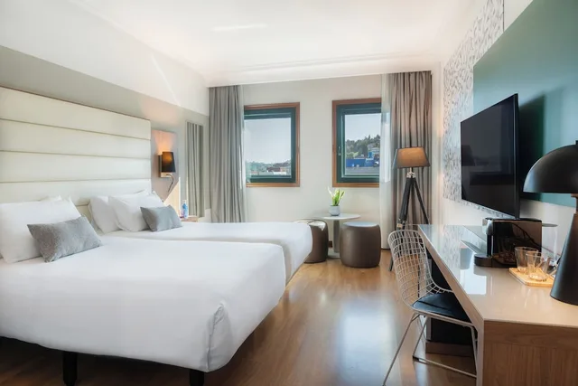 غرفة بريميوم بسرير كينج، Hotel Santiago Plaza Affiliated By Melia 3/10