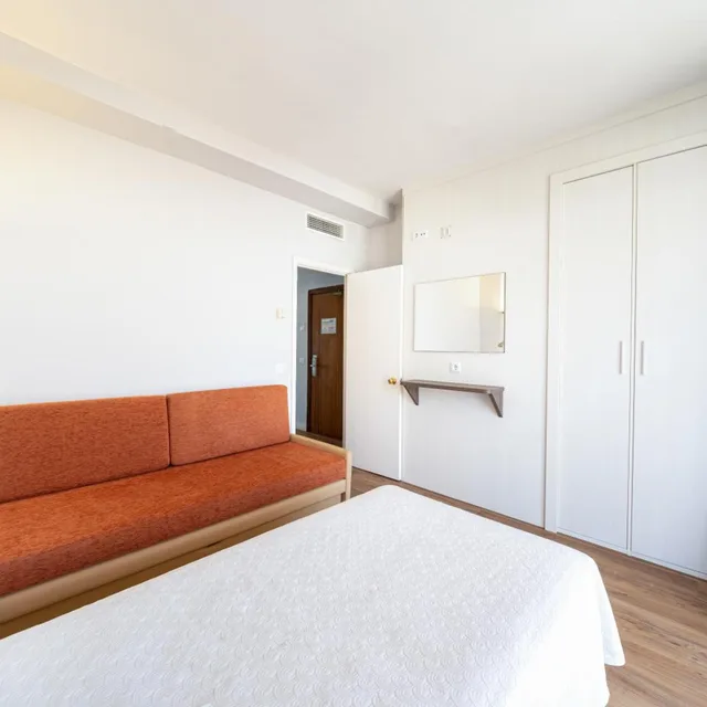غرفة عائلية بسرير فردي بإطلالة على البحر، Hotel Seramar Comodoro Playa 7/10