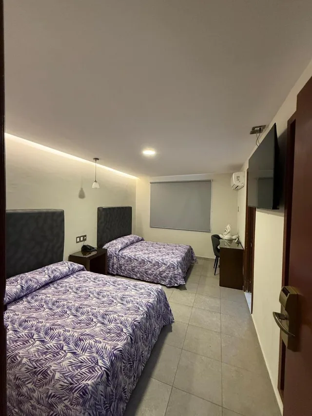 Room, Twin Beds, Hotel Impala 2/10