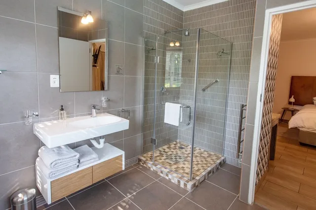 Superior, King Bed, Garden Area, Ballinderry - The Robertson Guest House 3/4