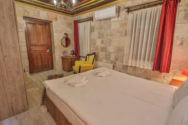 Stone, Traditional، Bedrock Cave Hotel 6/10