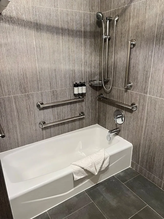 غرفة بسريرين كوين لذوي الإعاقة، Continuum Hotel 3/4