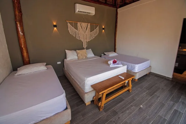 غرفة قياسية ثلاثية بسرير كوين وسرير فردي، Santuario Beach Hostel 1/6