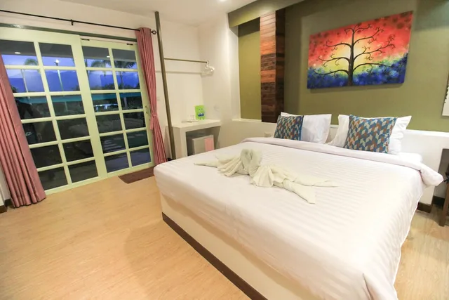 غرفة بسرير كينج بإطلالة على الجبل بشرفة، IP Plus Resort Chanthaburia - Halal Hotel 1/4
