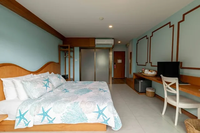 Premier, King Bed, Town View, with Pool, ROYAL PINEAPPLE HOTEL a welcome to wealth and good fortune 4/6