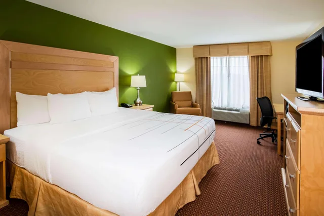 Deluxe, King Bed, Accessible, La Quinta Inn & Suites by Wyndham Rochester Mayo Clinic S 1/1