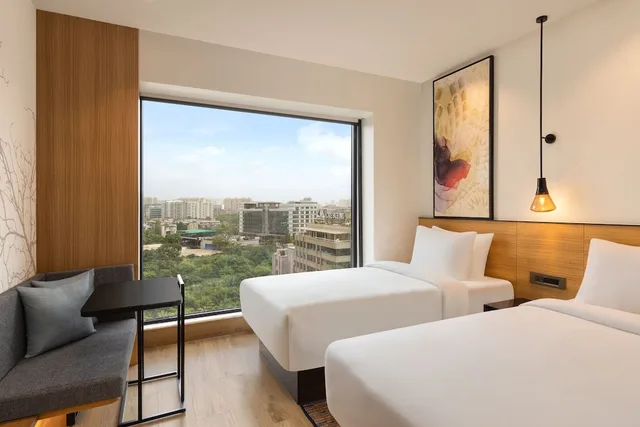 غرفة قياسية بسريرين منفصلين بإطلالة على المدينة، Fairfield by Marriott Mumbai International Airport 2/5