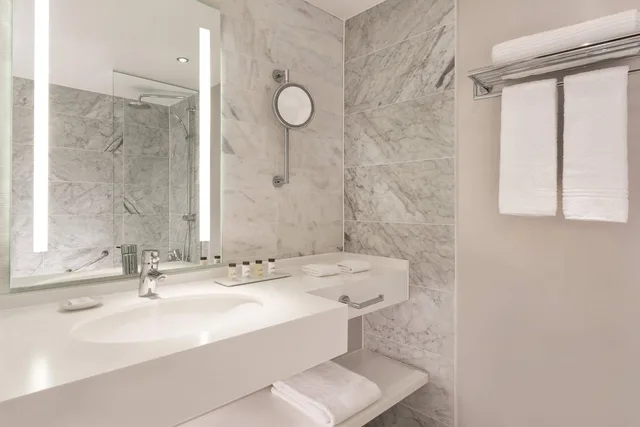 غرفة سوبيريور بسرير كينج بشرفة، Sheraton Stockholm Hotel 5/10