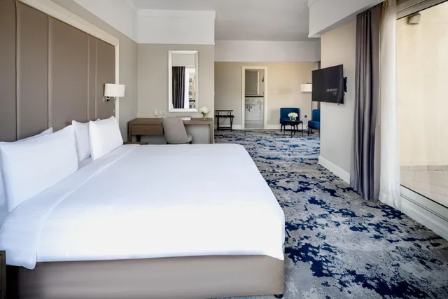 جناح متصل عائلي بسرير كينج وسريرين منفصلين بإطلالة على الحديقة، Rixos Bab Al Bahr 1/1