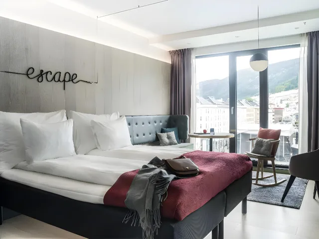 غرفة غراند بسرير كينج بإطلالة مع أريكة، Hotel Norge By Scandic 1/1