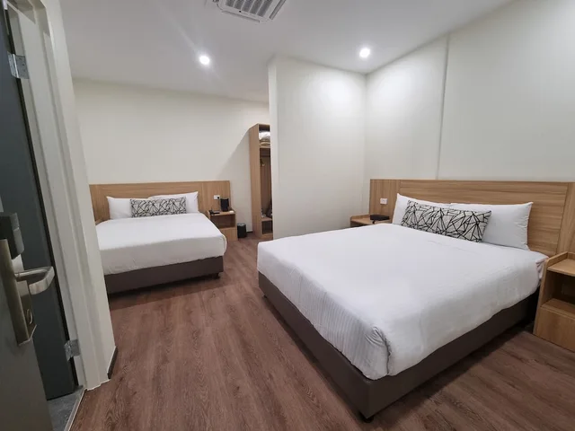 غرفة سوبيريور بسرير كوين وسرير فردي، WM Hotel Bankstown 4/6