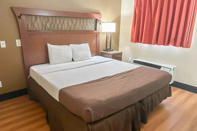 غرفة بسرير كينج للمدخنين، OYO Hotel Mobile AL I-65 at Airport Blvd 3/7