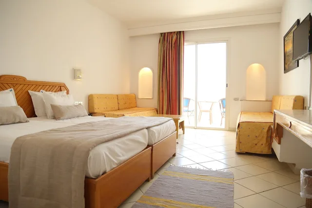 غرفة قياسية رباعية بسرير مزدوج وسريرين منفصلين، Hotel Golf Residence 4/10