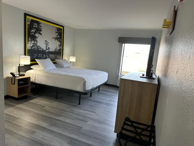 Room, King Bed, Accessible, Super 8 by Wyndham Alexandria LA 1/3