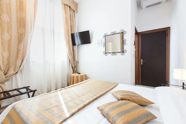 غرفة قياسية بسرير مزدوج، HOTEL AGLI ARTISTI 1/5
