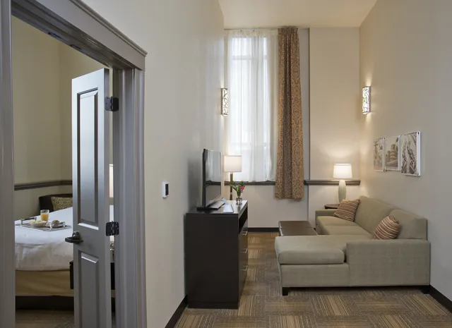 جناح بسرير كينج بغرفة نوم واحدة مع أريكة بمطبخ، Staybridge Suites BALTIMORE INNER HARBOR 6/10