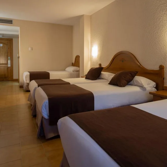 غرفة رباعية بسرير فردي، Hotel Sant Gothard 5/10