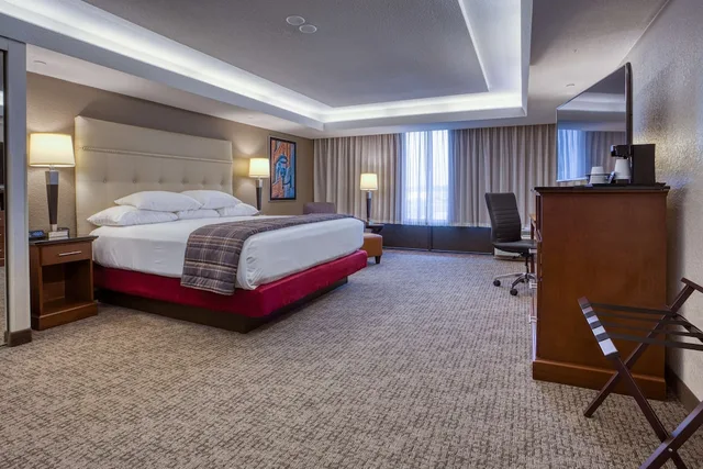 Deluxe, King Bed, Sofa, Drury Inn and Suites St Louis Fairview Heights 3/4