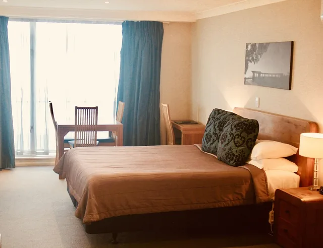 Executive, Apartment, King and Twin Beds, Partial View, Sofa، The Nautilus Napier 1/3