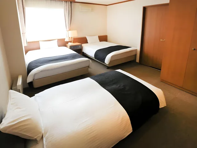 غرفة اقتصادية ثلاثية بسريرين مزدوجين مع أريكة للمدخنين، APA Hotel Sapporo Susukino-EkiNishi 1/1