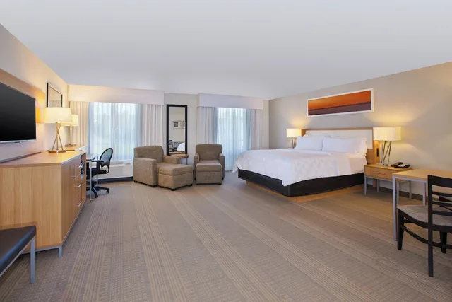 غرفة بريميوم بسرير كينج لذوي الإعاقة، HOLIDAY INN MORGANTOWN UNIVERSITY AREA 1/3