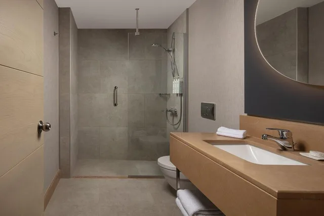 جناح بسريرين منفصلين وسرير كينج بغرفتي نوم مع أريكة بمطبخ، Delta Hotels Istanbul West 6/6