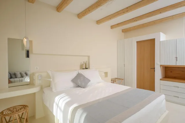 جناح جونيور بإطلالة جزئية على البحر، Antony Suites 2/7