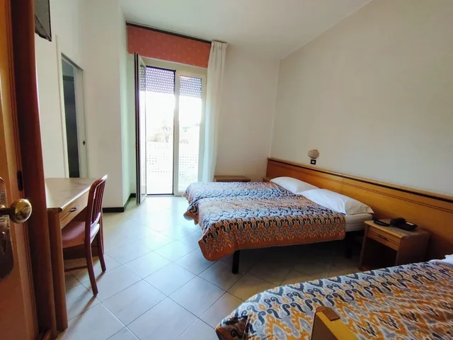 غرفة اقتصادية ثلاثية بسرير كوين وسرير فردي بشرفة، Hotel Excelsior 1/5
