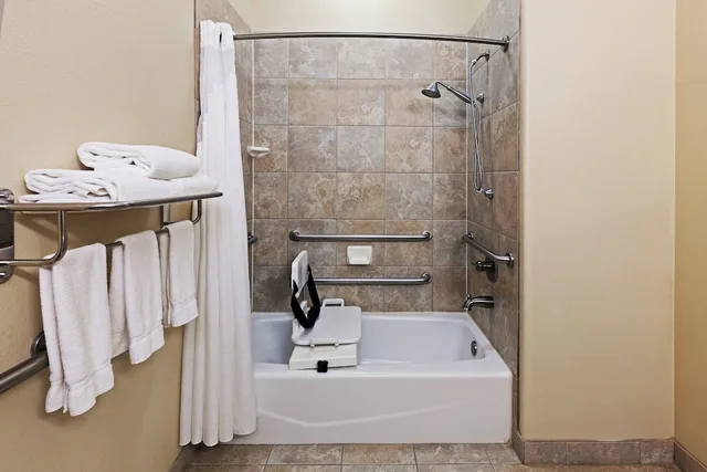 غرفة قياسية بسرير كينج لذوي الإعاقة، Holiday Inn Express Hotel & Suites Victoria 4/4