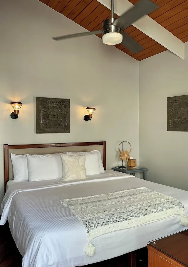 غرفة بسرير كينج بإطلالة على البحر بشرفة، Mata Rock Resort 9/10