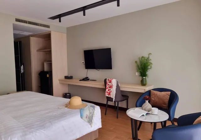 غرفة بريميوم بإطلالة على المسبح بحوض استحمام، Lewit Hotel Pattaya, a member of Radisson Individuals 4/5