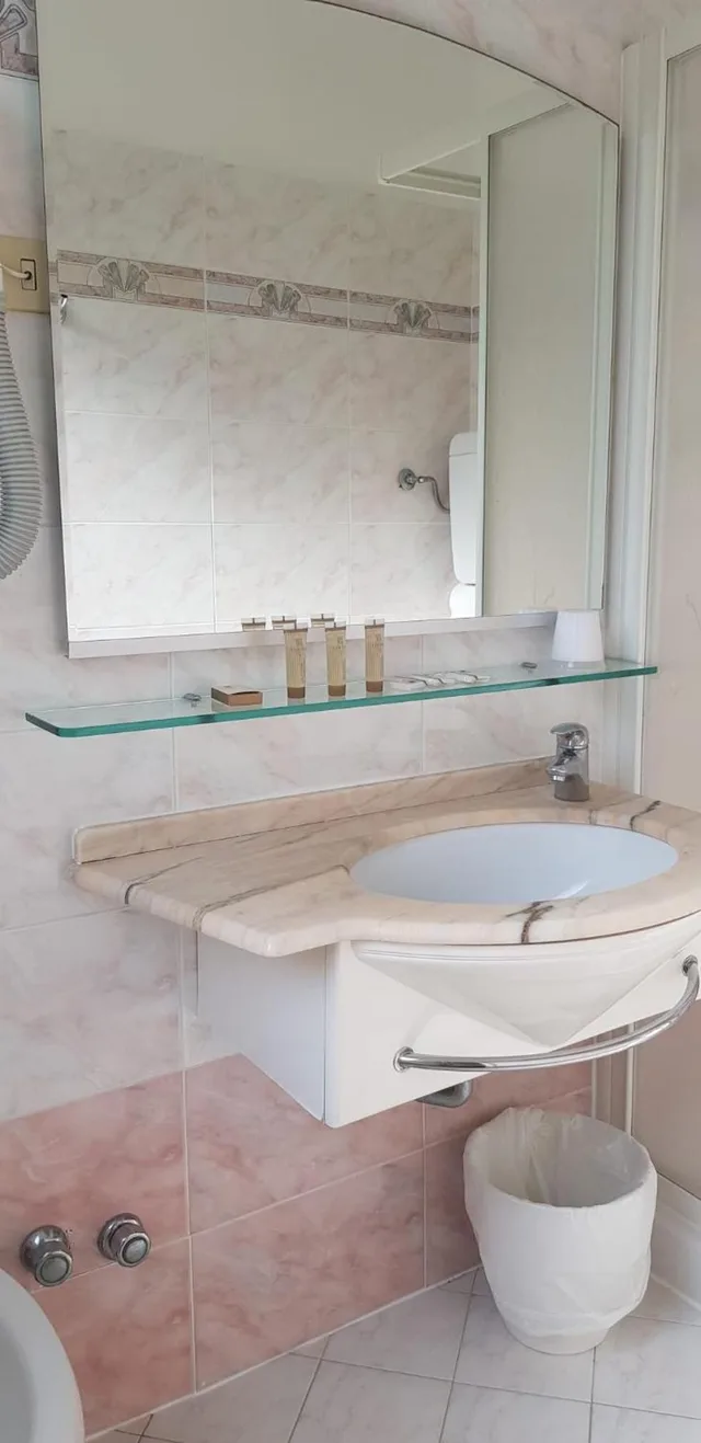 غرفة مفردة، Hotel Britannia 8/11