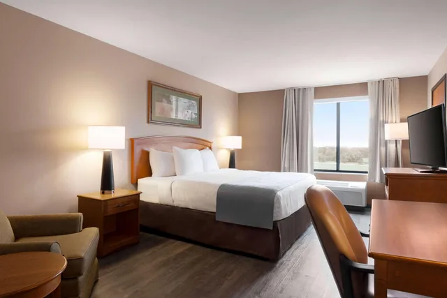 غرفة بسرير كينج لذوي الإعاقة، Wingate By Wyndham Bentonville Airport 1/1