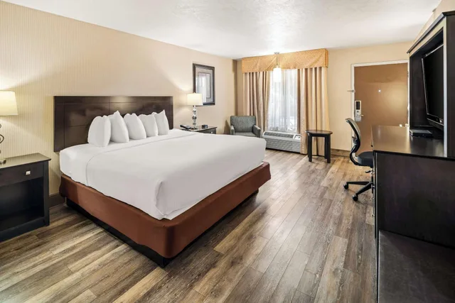 Spa, Suite, King Bed, Large، Best Western Coral Hills 1/3