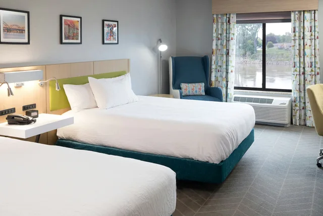 غرفة بسريرين كوين بإطلالة على النهر، Hilton Garden Inn Sioux City Riverfront 1/2
