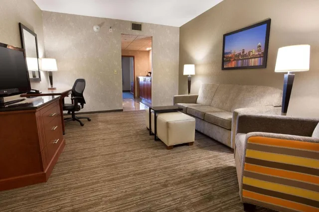 جناح بسرير كينج بغرفتين مع أريكة لذوي الإعاقة، Drury Inn and Suites Cincinnati Sharonville 1/1